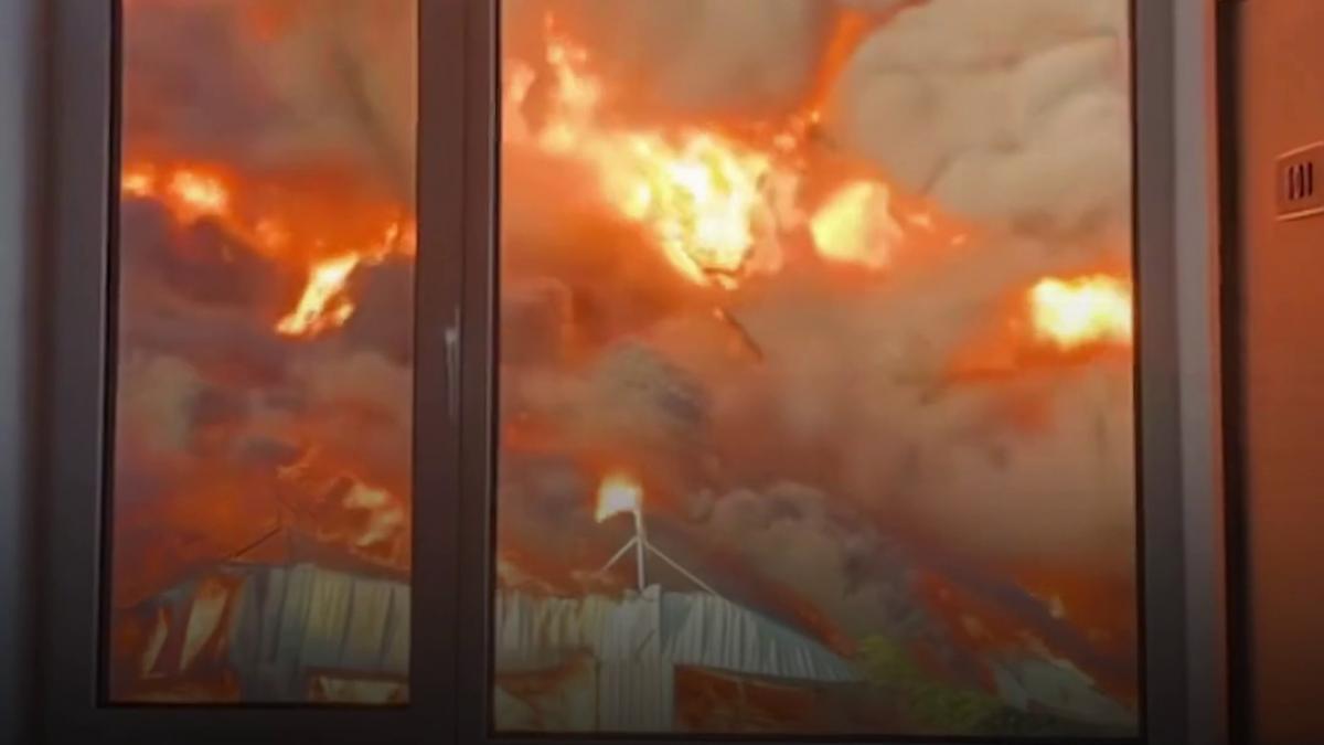 china incendiu masiv la un depozit nori grosi de fum deasupra orasului