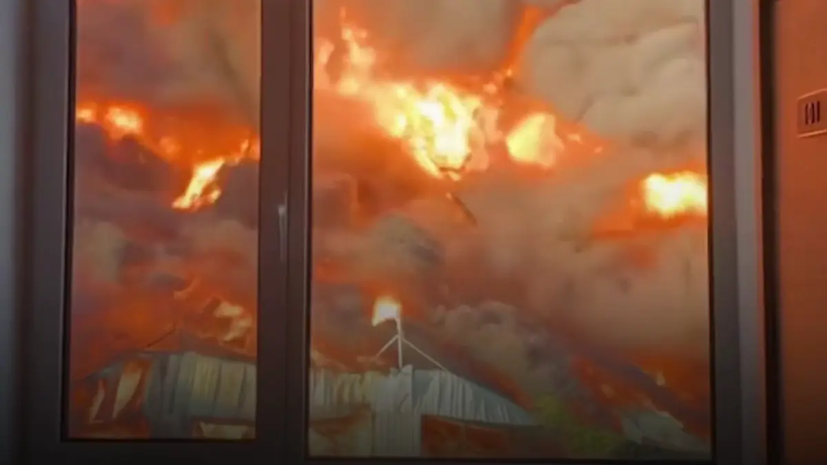 china incendiu masiv la un depozit nori grosi de fum deasupra orasului