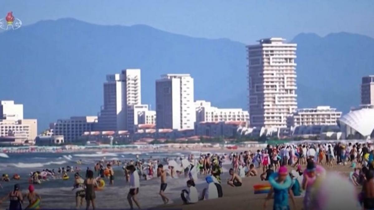 imagini rare din coreea de nord cu plaje pline de oameni fericiti si copii care se joaca in mare presa de stat le a facut publice