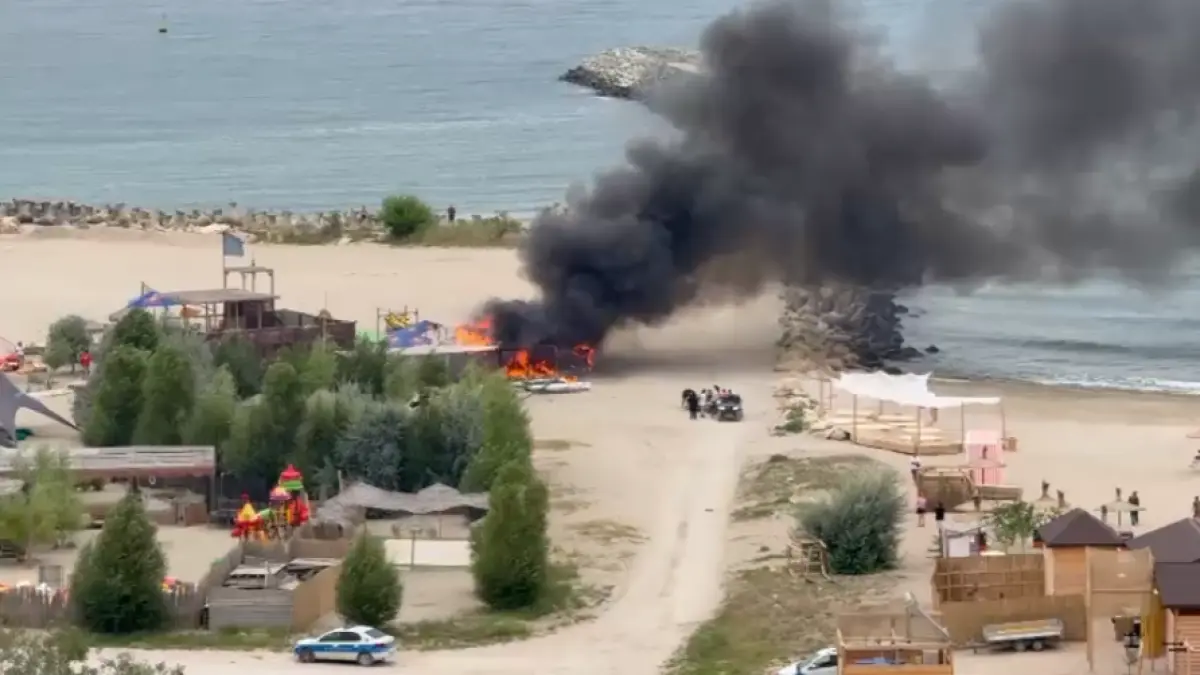 incendiu pe plaja zoom in zona faleza nord din constanta