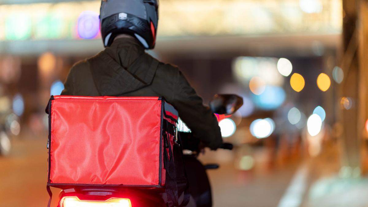 o companie chineza lanseaza casti cu inteligenta artificiala pentru livratori dispozitivul poate prelua comenzile si ghida traseul