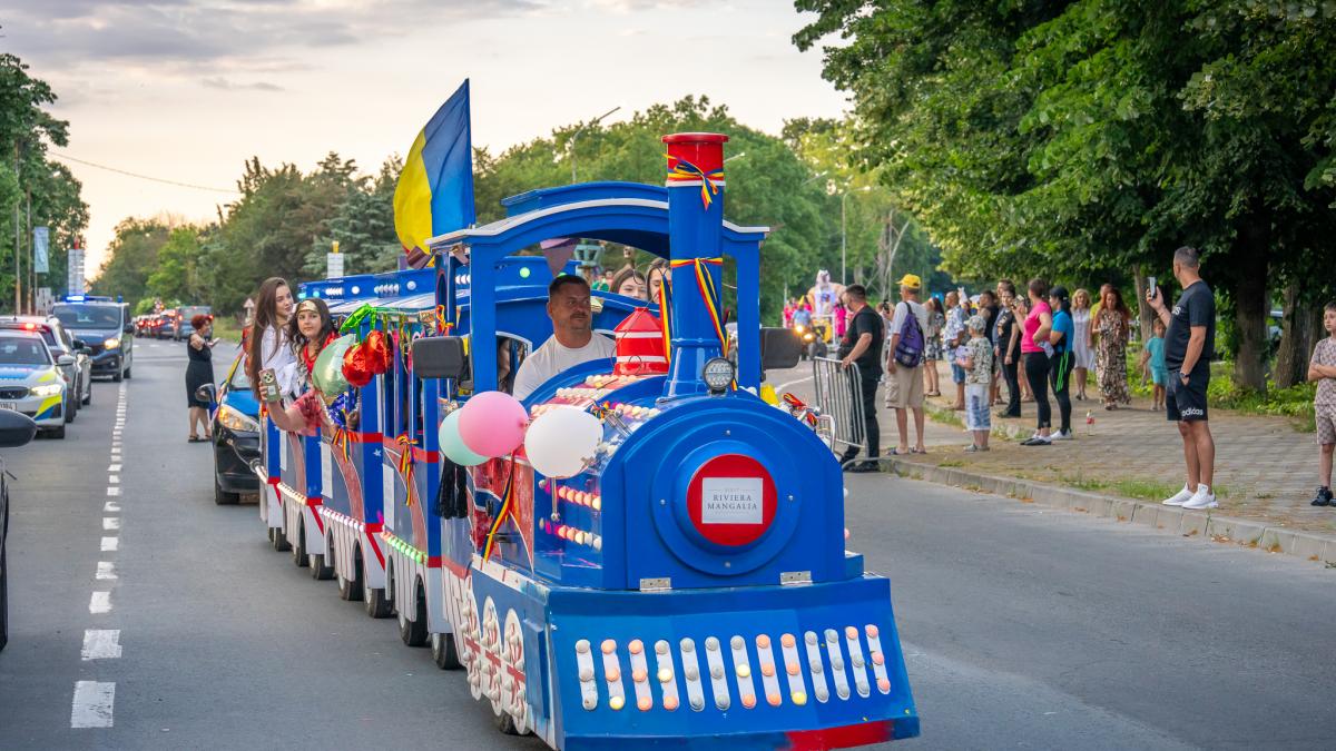 oameni-pe-litoralul-romanesc-festival-mangalia-trenulet