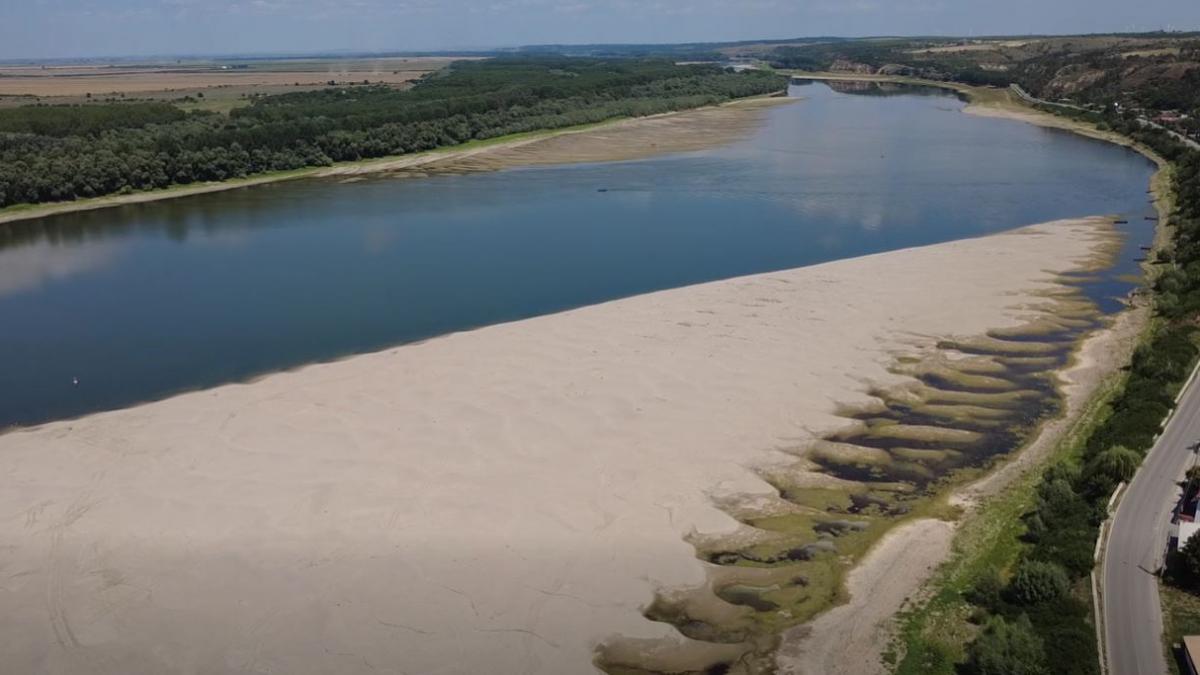 scufundarea celor patru barje o operatiune contracronometru la cernavoda apele romane anunta riscurile