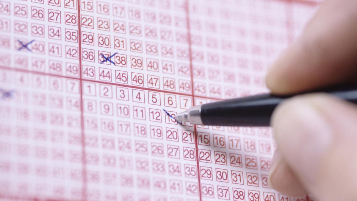 a castigat 1 milion de euro la loto dar nu si a dat seama si a aruncat biletul cine l a gasit printre gunoaie