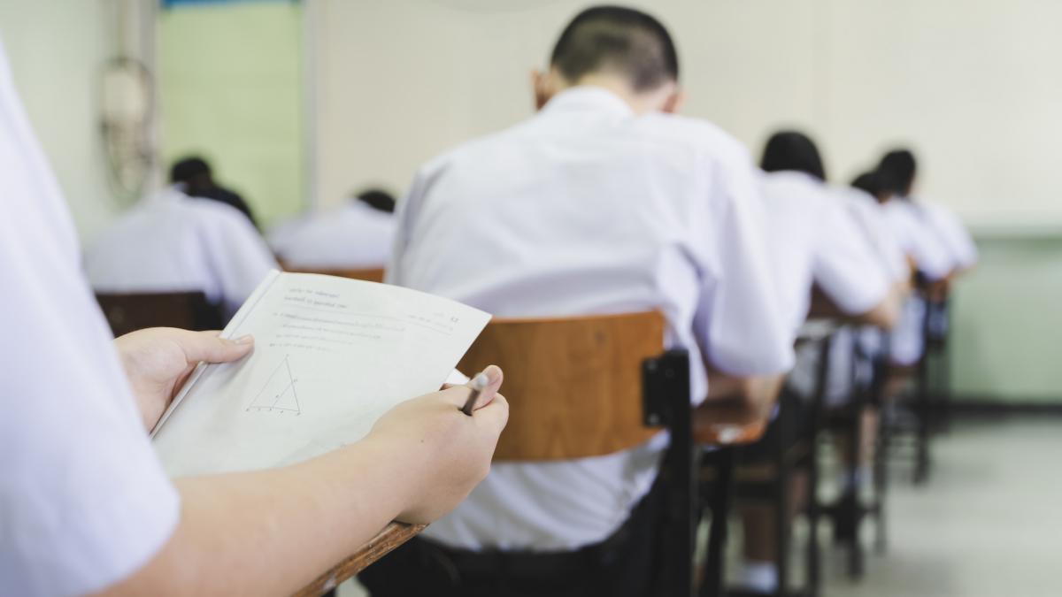 poza in care apar elevi intr-o sala de examen