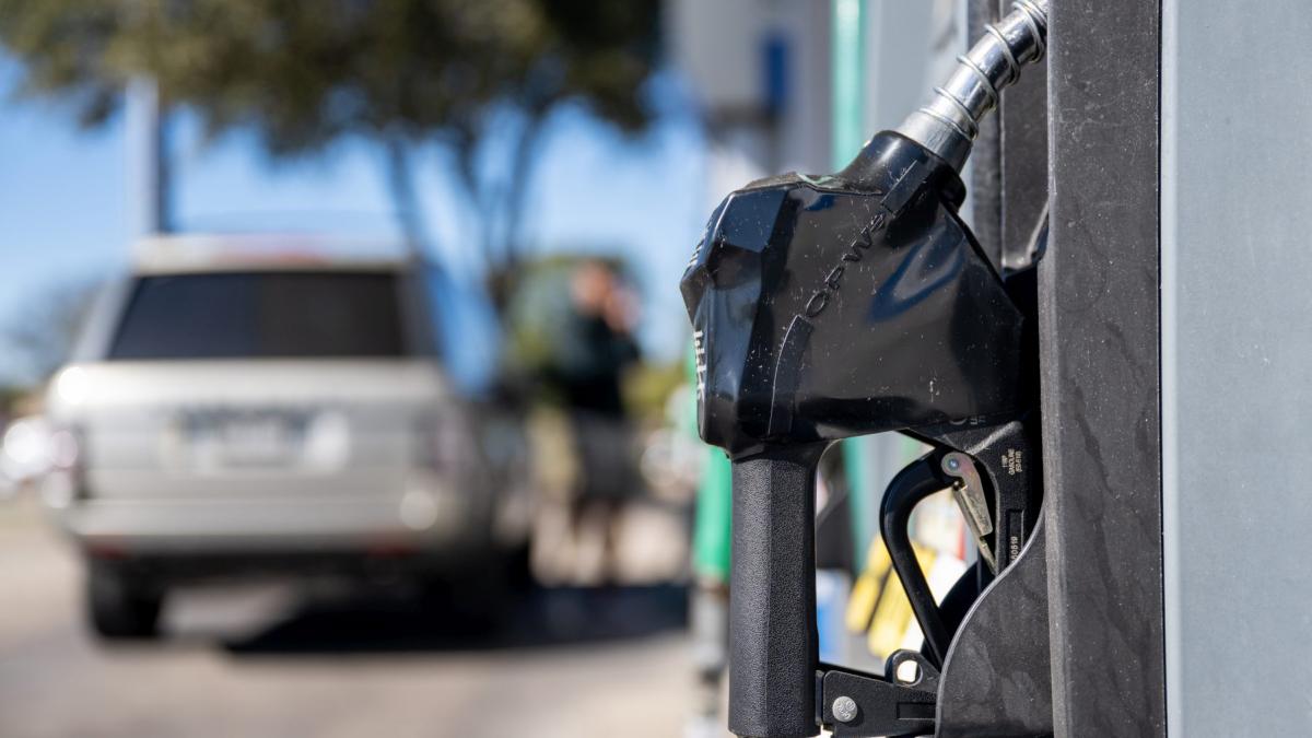 carburantii ajung greu din constanta spre benzinarii din cauza traficului feroviar estival si a unor lucrari prin pnrr spune busoi