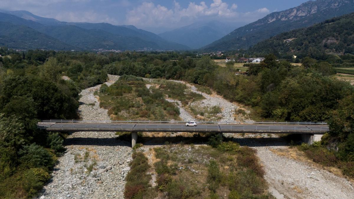 cel mai lung rau al italiei se evapora pe raul pad apar insule uriase cu vegetatie iar apa sarata ameninta o importanta delta