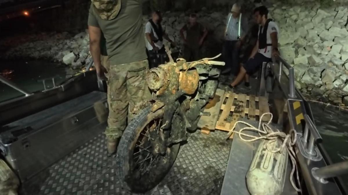 Dunărea a scos la iveală o motocicletă militară din Al Doilea Război Mondial. Era ascunsă în mâl, chiar în fața Parlamentului Ungariei