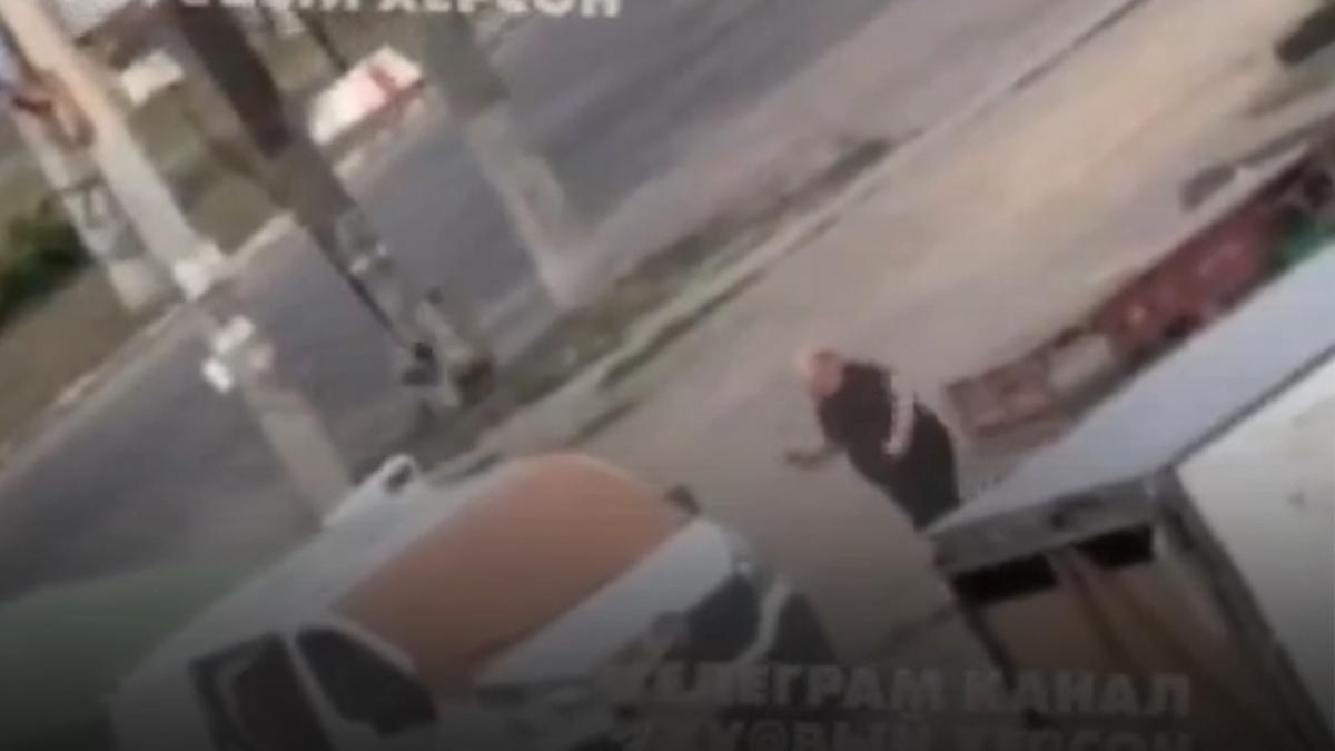 imagini socante in regiunea ucraineana herson o drona ruseasca vaneaza un vanzator de legume intr o piata si explodeaza peste el