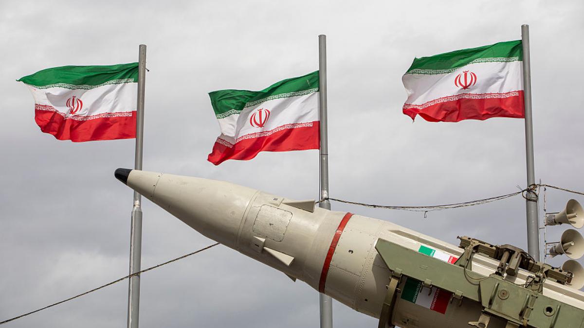 rachetă iraniană cu steaguri