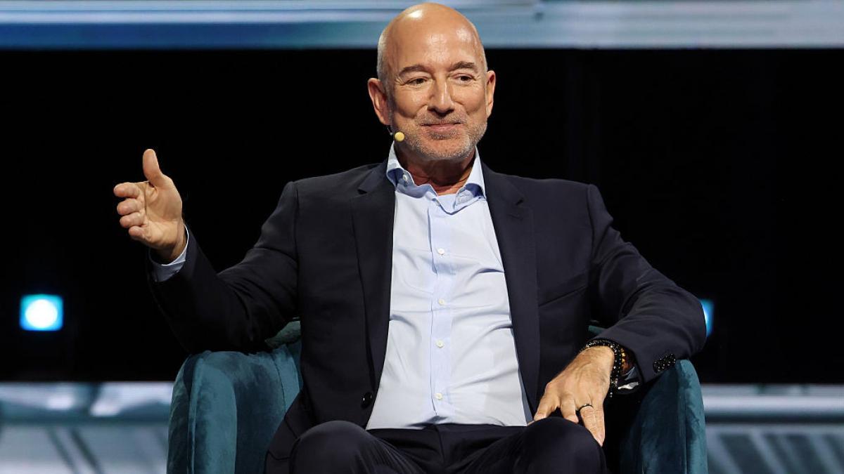 jeff bezos vrea sa vanda 15 milioane de actiuni la amazon valoarea lor e in scadere