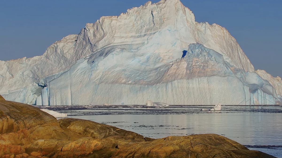 momentul in care un aisberg colosal din groenlanda face un salt mortal si se rastoarna in ocean
