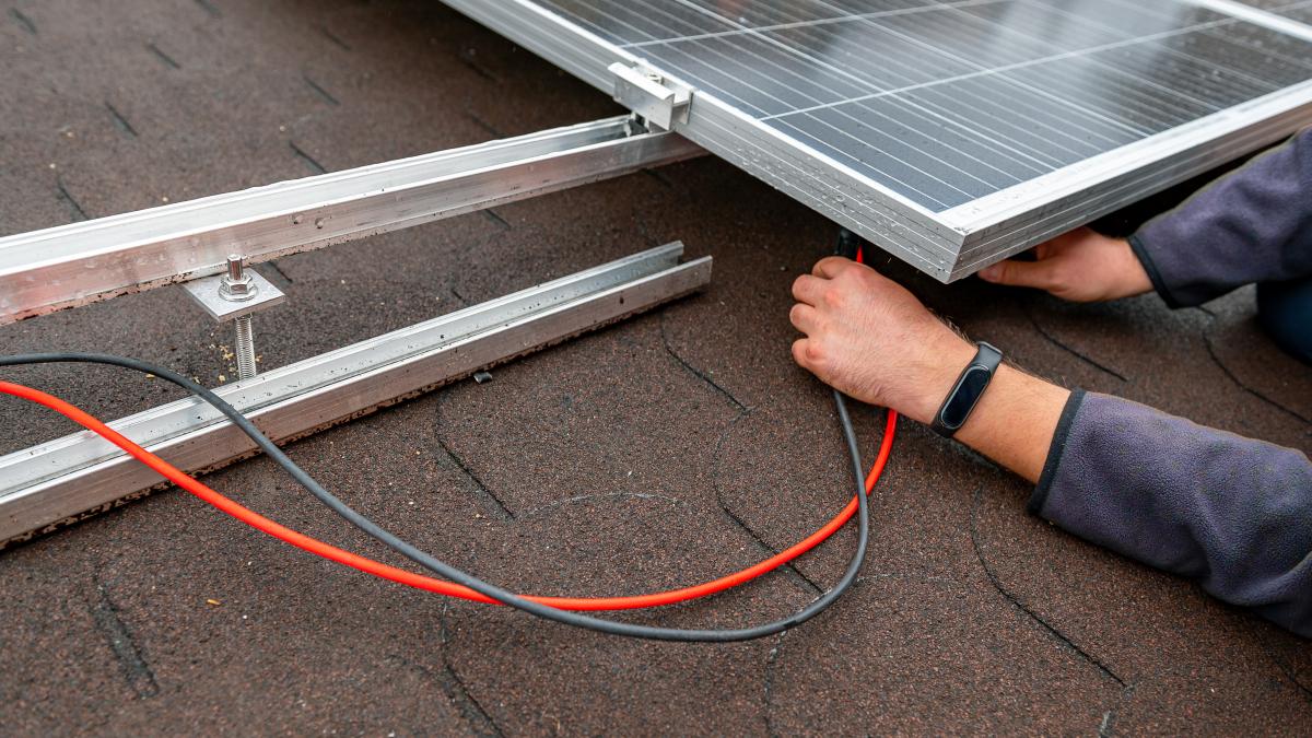 panou-fotovoltaic-pe-acoperis-de-casa