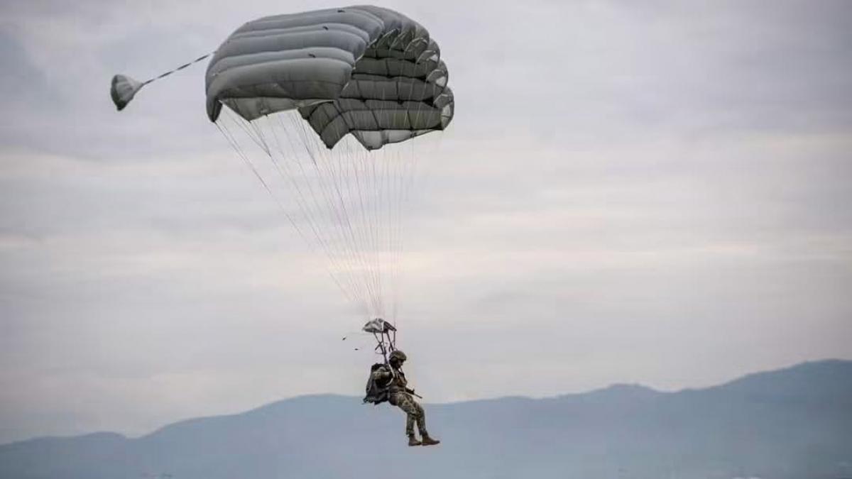 un parasutist militar a ramas agatat de avion dupa un salt ratat langa buzau cum a reusit sa se salveze
