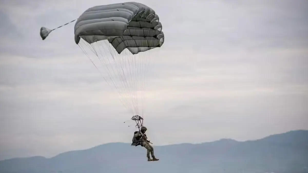 un parasutist militar a ramas agatat de avion dupa un salt ratat langa buzau cum a reusit sa se salveze