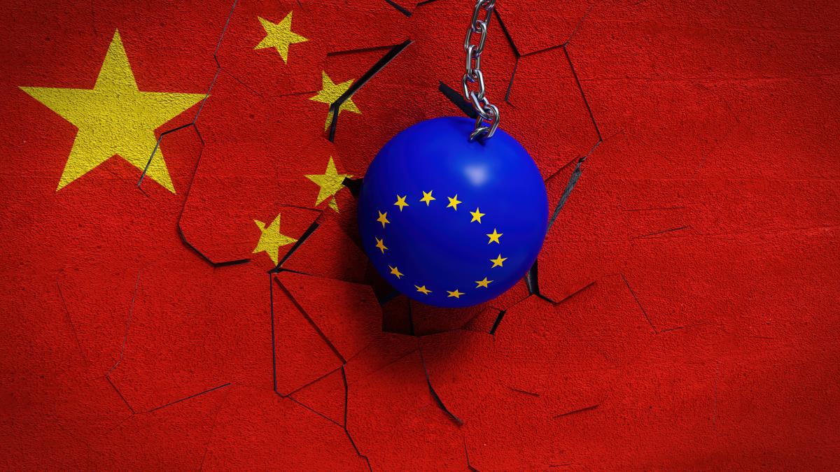 ilustrație ghiulea cu steagul UE lovește steagul Chinei
