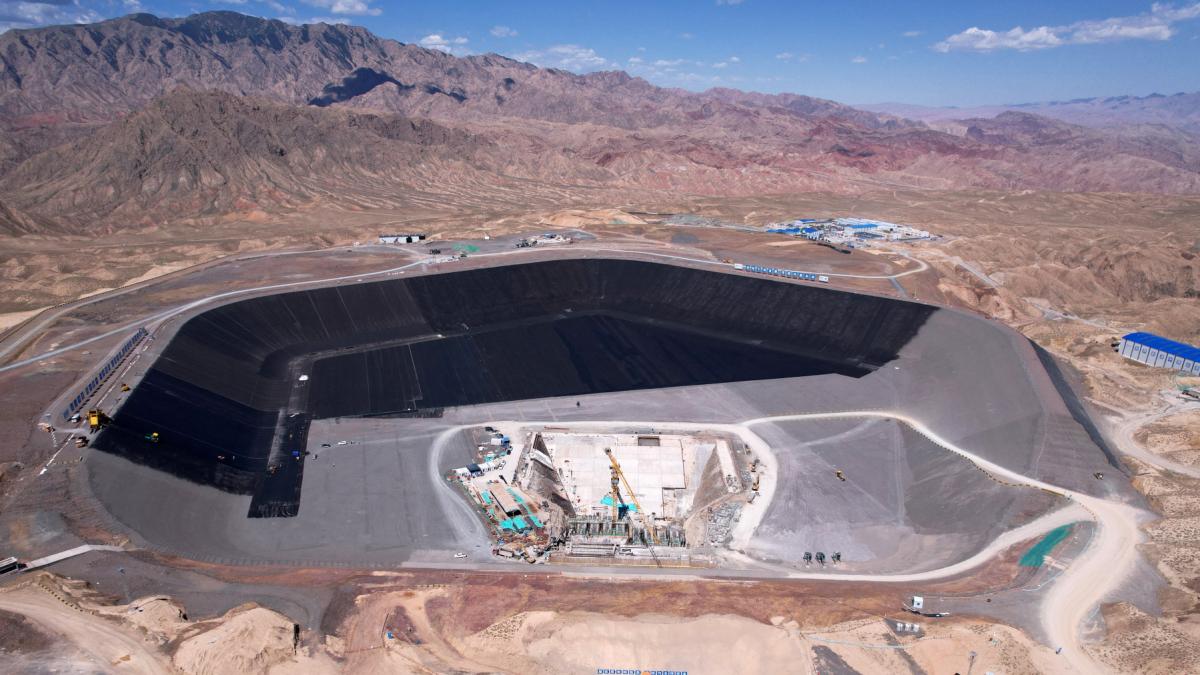 china construieste o baterie gigantica in desert cum arata acum centrala hidroelectrica cu acumulare prin pompaj si cand va fi gata