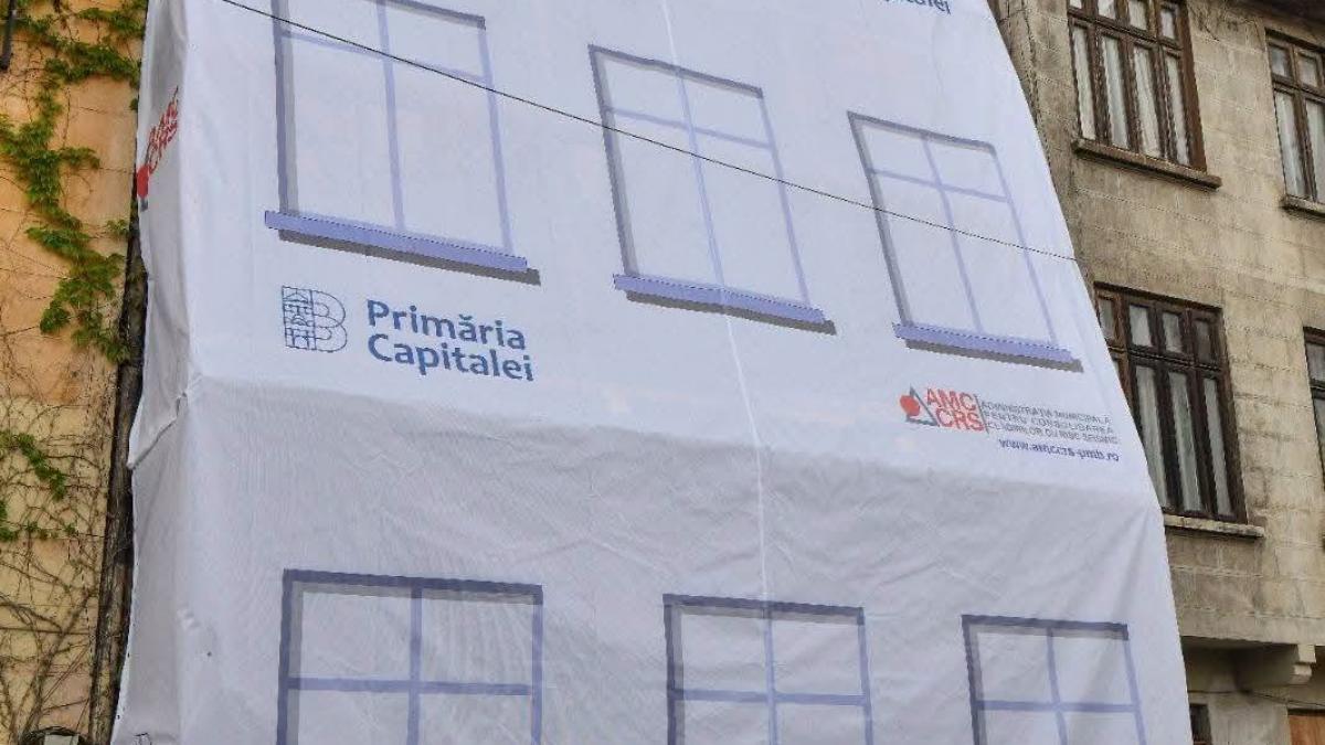 cum ascunde primaria cladirile in paragina din bucuresti imagini cu imobile acoperite de mesh uri pentru a masca ruinele