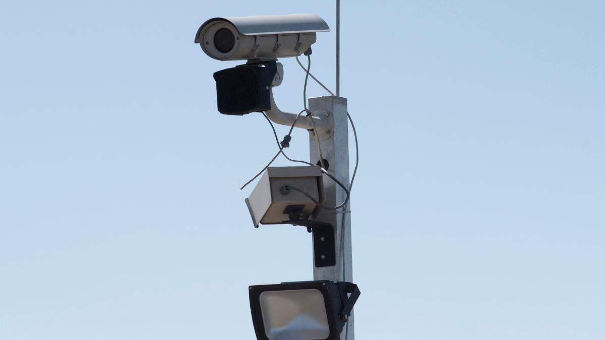 camera de supraveghere video pe un stalp