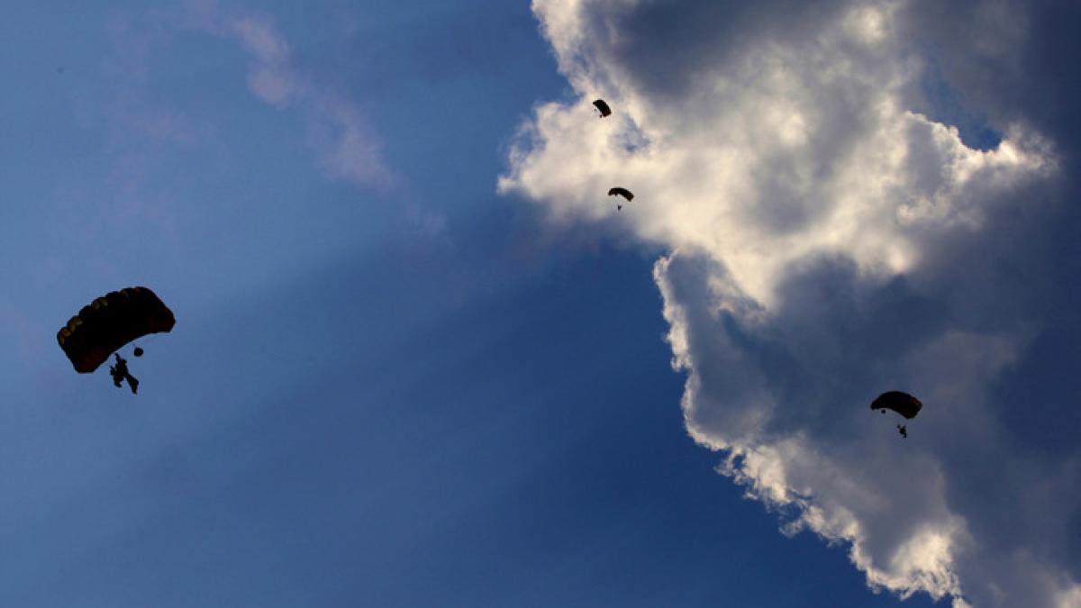 doi parasutisti mapn au fost implicati in incidente grave in doua zile la rand unul a ramas agatat de un avion an 2 in zbor