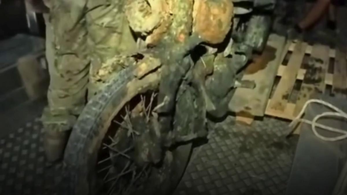 dunarea a scos la iveala o motocicleta militara din al doilea razboi mondial era ascunsa in mal chiar in fata parlamentului ungariei