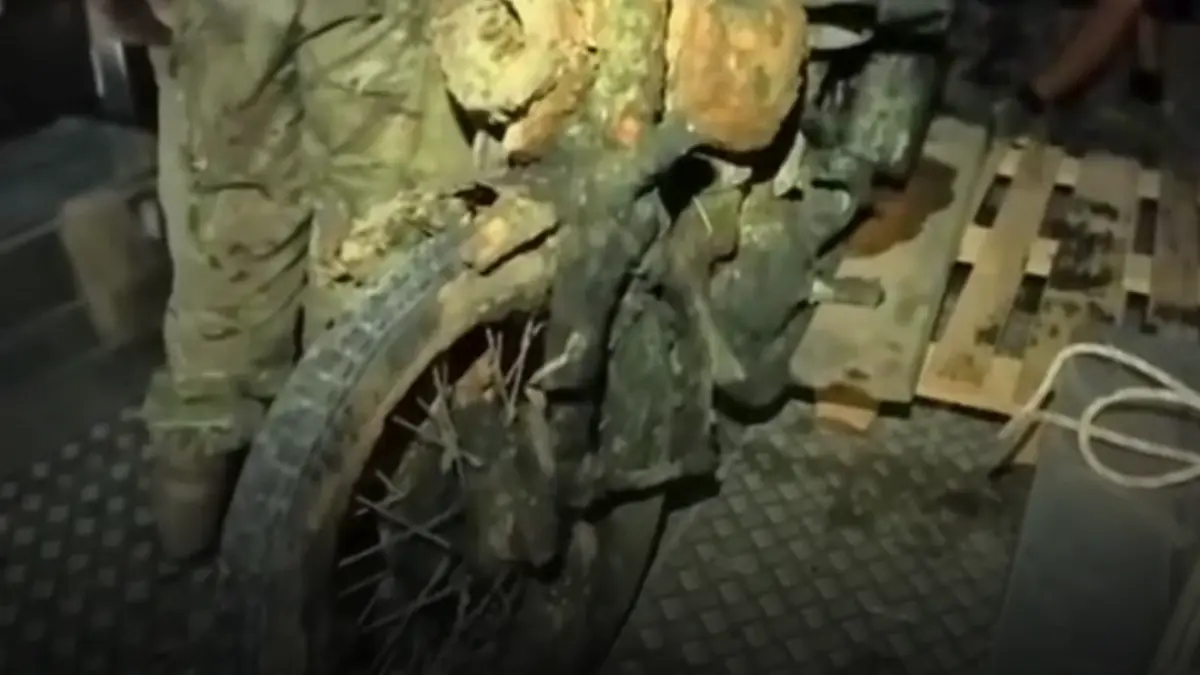 dunarea a scos la iveala o motocicleta militara din al doilea razboi mondial era ascunsa in mal chiar in fata parlamentului ungariei