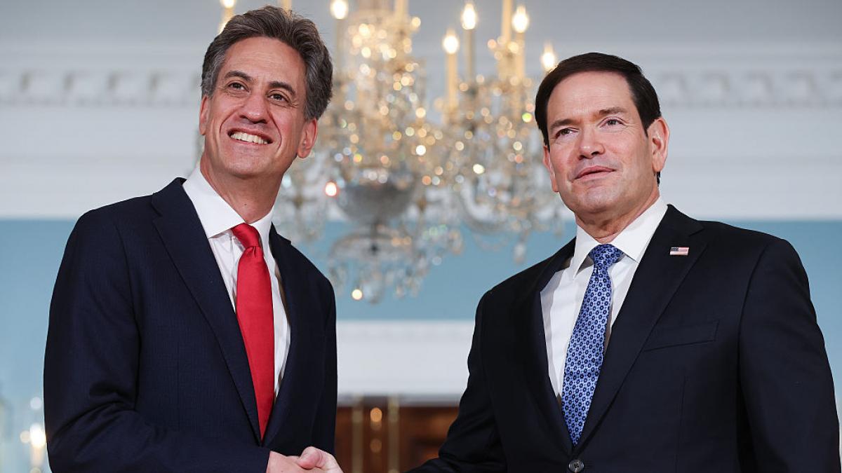 ed miliband noul sef al diplomatiei uk a fost intrebat daca mai crede ca trump e idiot rasist si misogin a refuzat sa raspunda