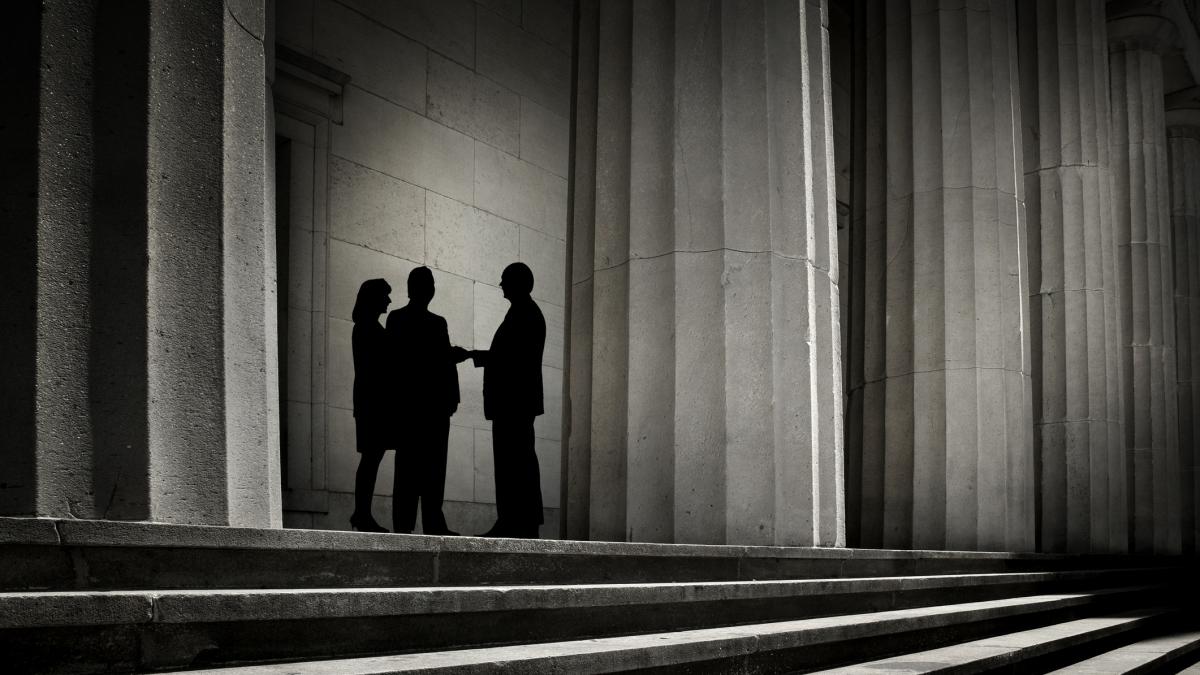 siluete ale unor persoane care discută