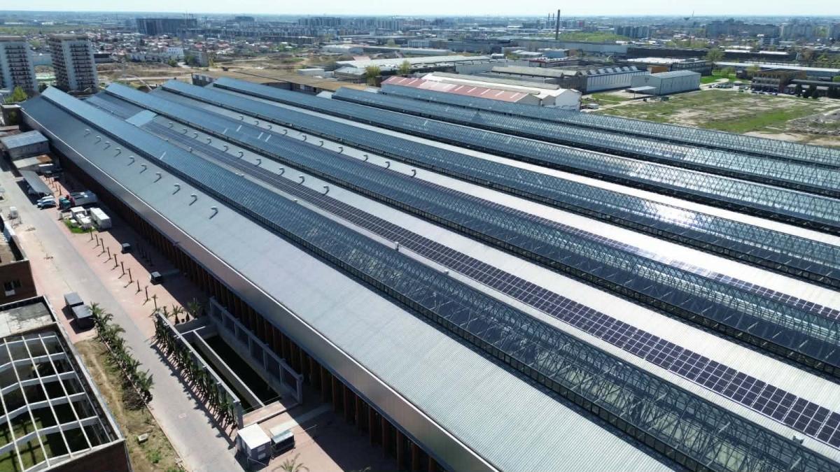 primaria sectorului 3 a amplasat panouri solare pe hala laminor si are un program similar pentru mai mult de 100 de blocuri