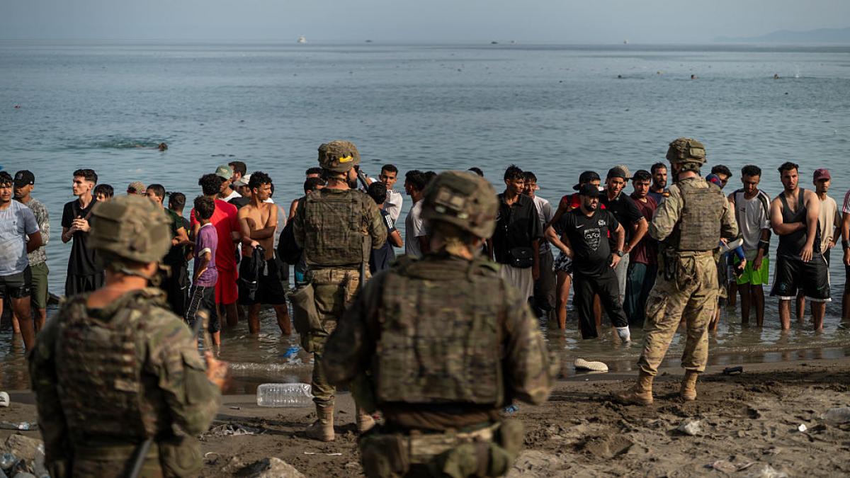 poza in care apar migranti sositi in exclava spaniolă Ceuta