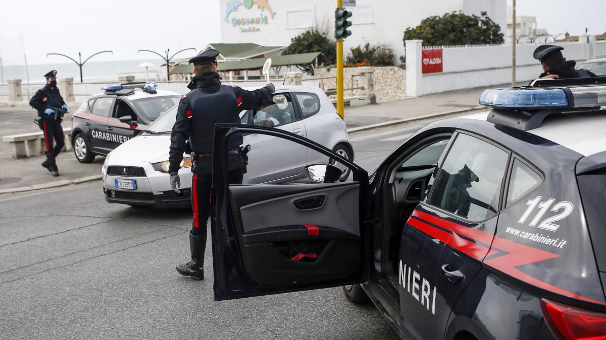 doua masini de carabinieri si doi politisti care opresc masini in trafic