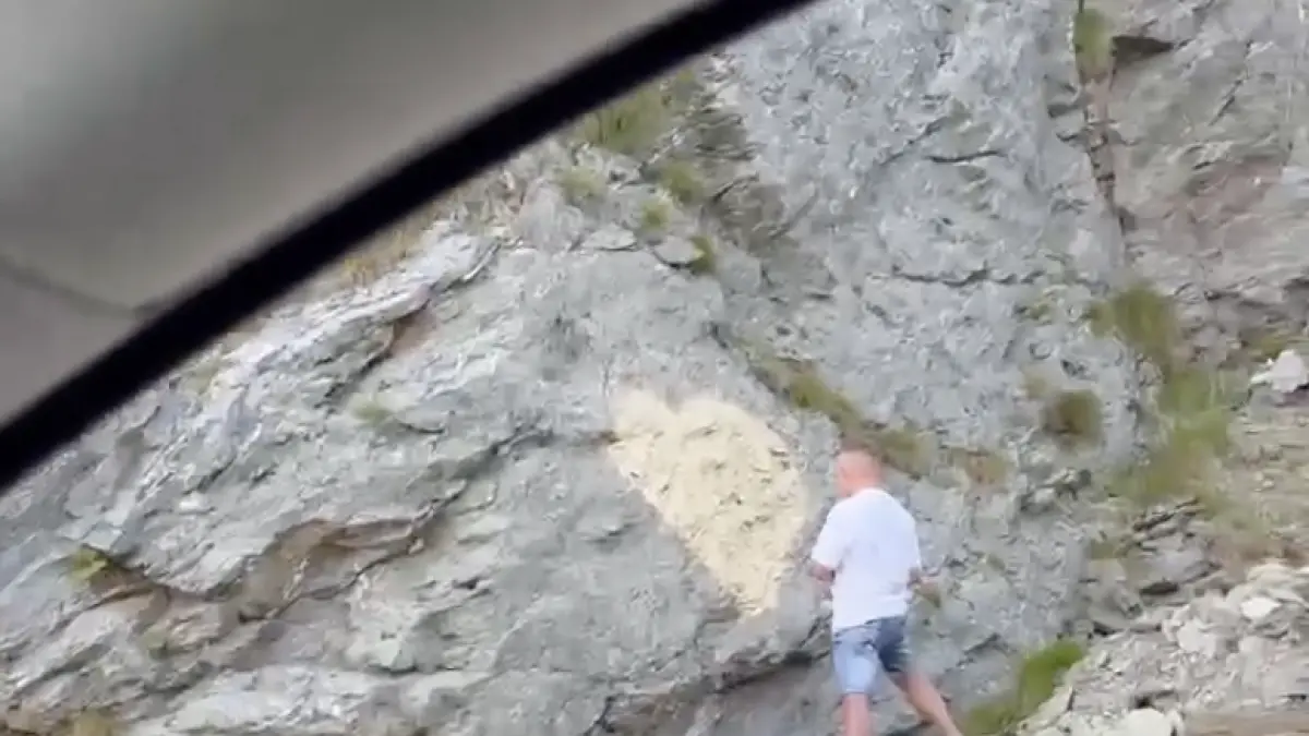 barbatul care vandalizat o stanca pe transfagarasan cu o declaratie de dragoste e cautat de politie si comisarii de mediu