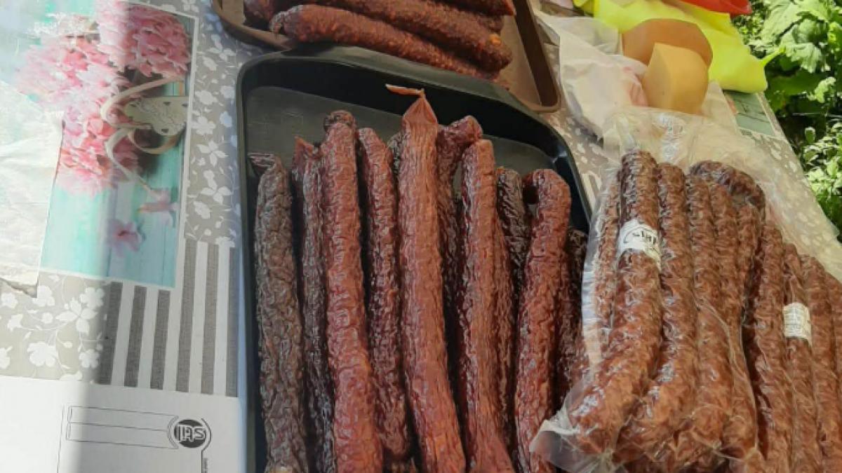 carne si lapte tinute in soare mancare expirata si frigidere murdare amenzi de 300 000 de lei intr o singura zi date la balea lac