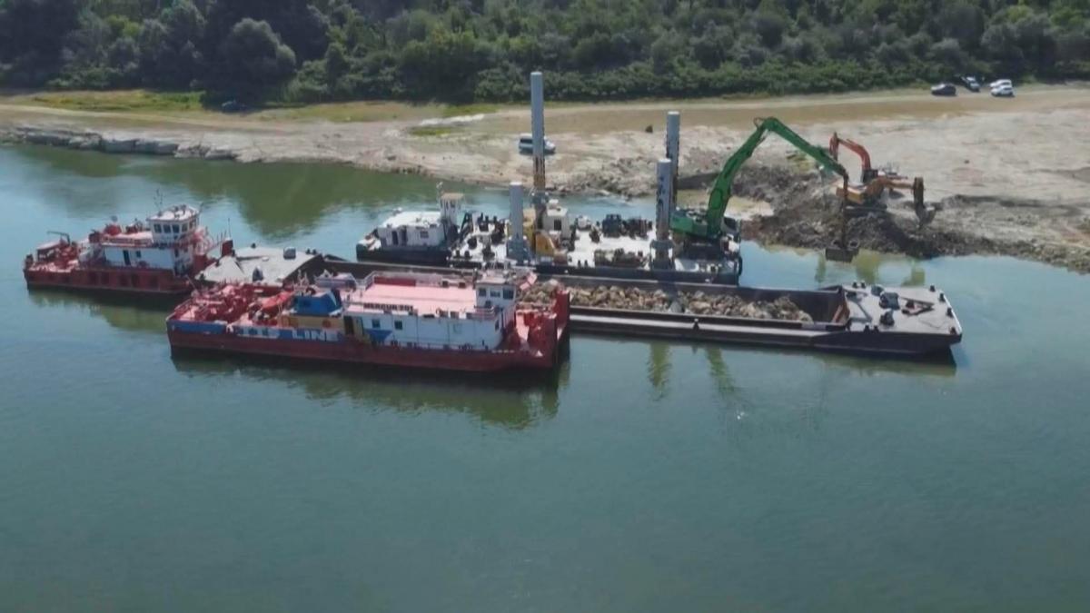 operatiunea pentru salvarea centralei cernavoda doua barje vor fi scufundate joi iar alte doua vineri apa scade si mai rapid