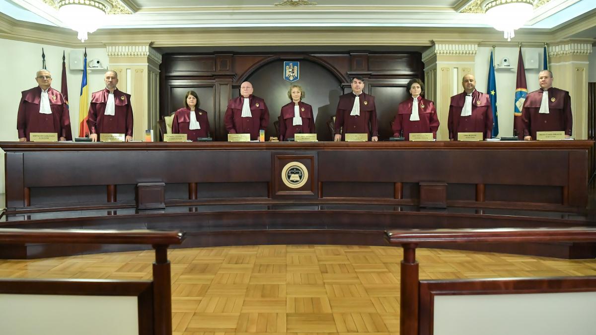 judecatori curtea constitutionala a romaniei in picioare