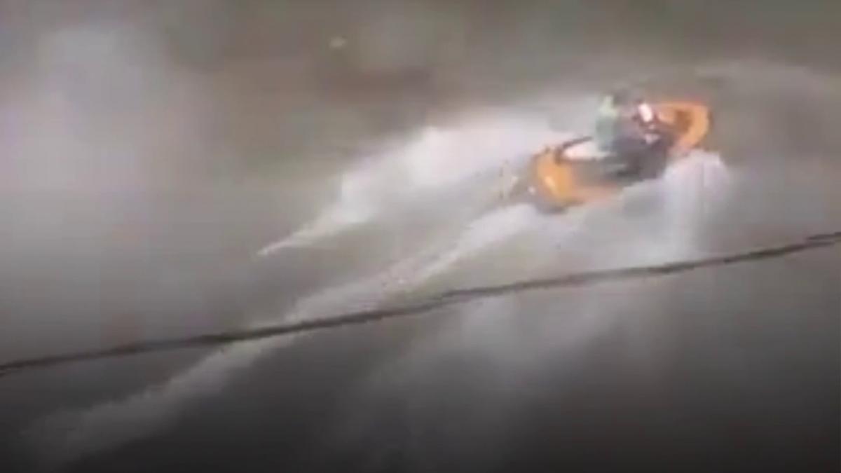 virginia un barbat a iesit cu jet ski ul pe strazile acoperite de apa