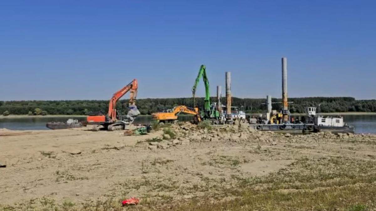 zi critica pentru sistemul energetic dunarea a atins minimul istoric cu doua zile mai devreme se incearca iar scufundarea barjelor
