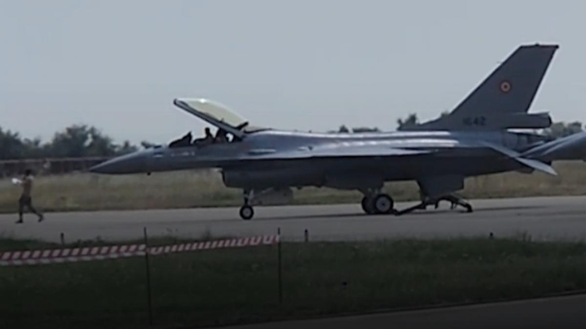 imagini in premiera cum se antreneaza pilotii de f 16 pentru interceptarea dronelor care intra in romania