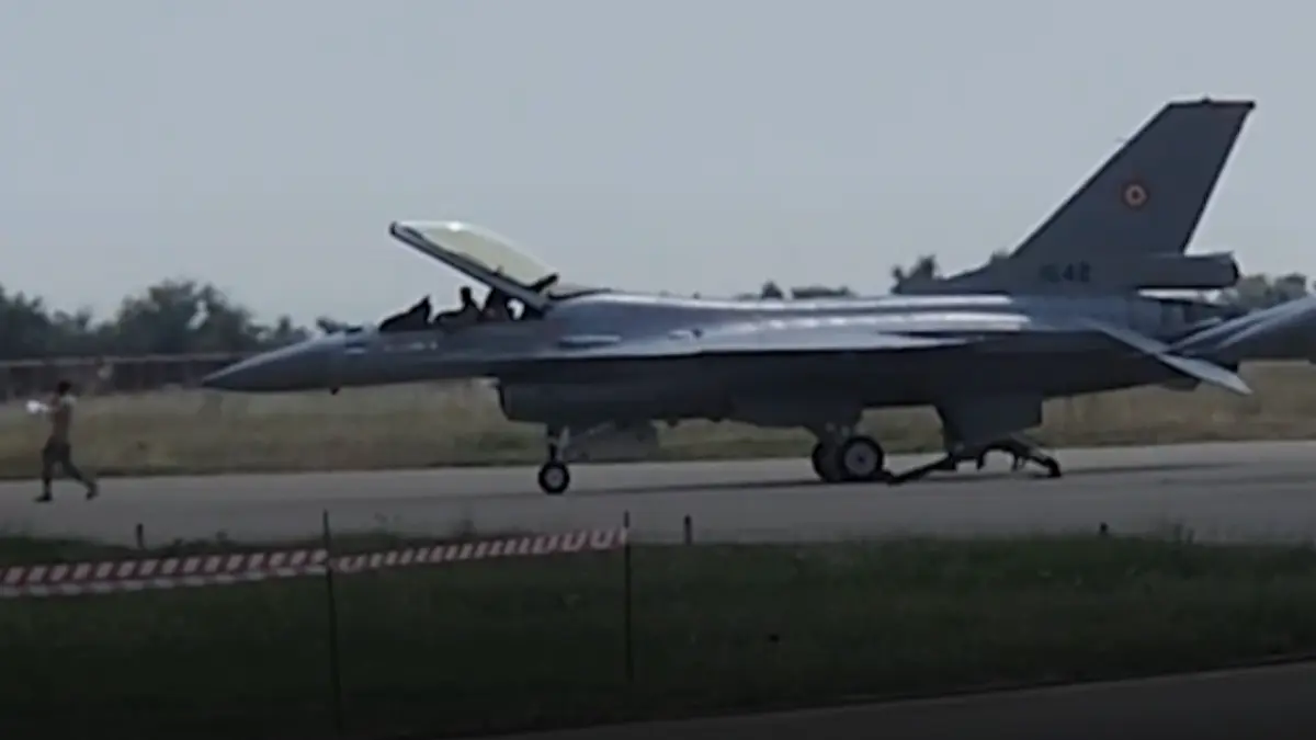 imagini in premiera cum se antreneaza pilotii de f 16 pentru interceptarea dronelor care intra in romania