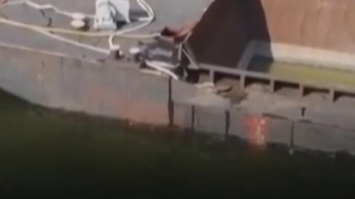 imagini spectaculoase surprinse cu drona in timpul operatiunii de scufundare a barjelor in dunare