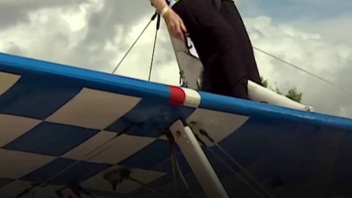 la 97 de ani si a doborat propriul record mondial a urcat pe aripa unui avion aflat in zbor