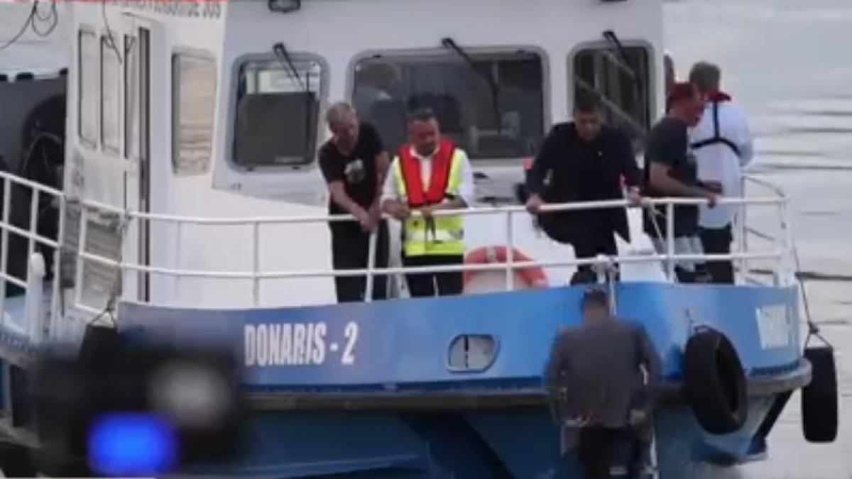 radu miruta s a dus cu elicopterul si cu barca sa inspecteze barjele scufundate e o procedura lenta