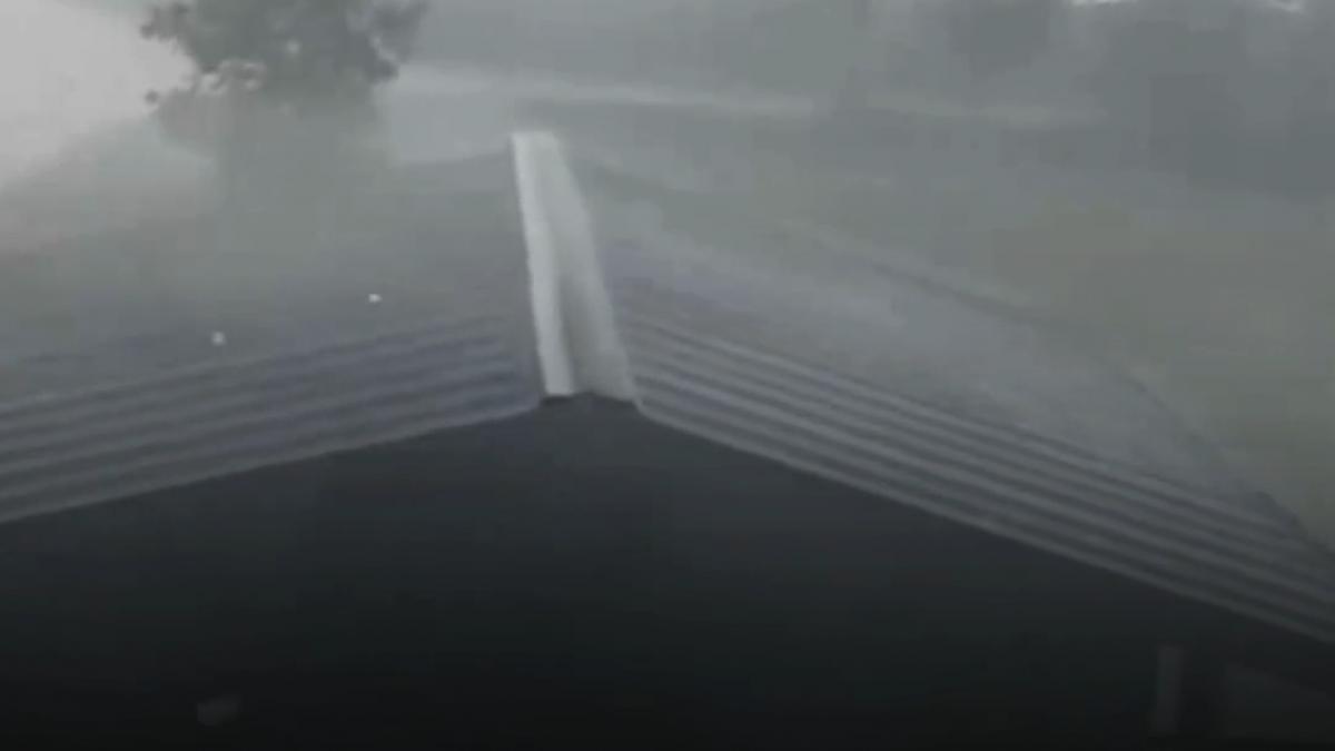 vremea s a schimbat radical in vestul tarii in maramures o furtuna de 15 minute a doborat copaci si a luat pe sus tarabe