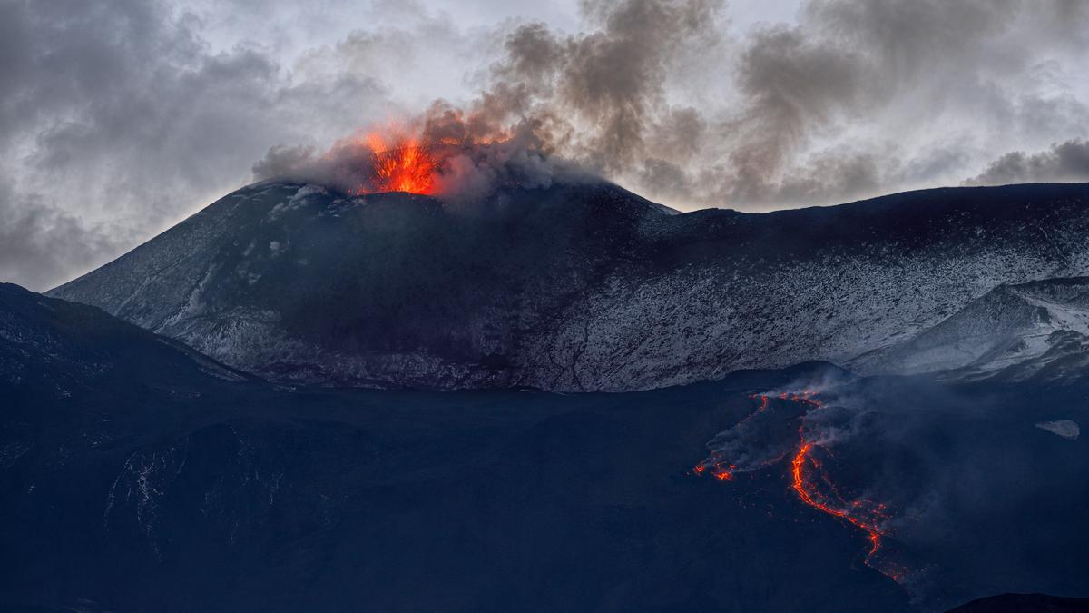 vulcanul etna a erupt din nou aterizarile la aeroportul din catania au fost suspendate