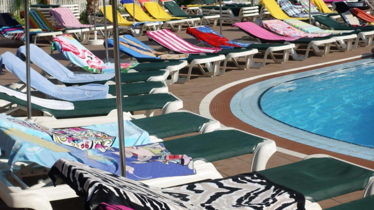 cine sunt smecherii umbrelelor pe plaje fenomenul rezervarilor sezlongului cu prosopul a dus chiar la un sondaj in europa