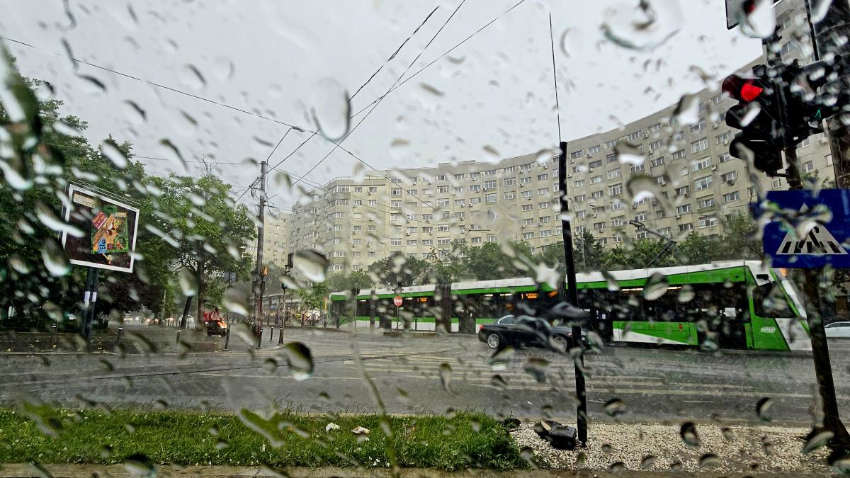 harti meteorologii au extins codurile galbene de canicula ploi torentiale si grindina avertizare de vijelii pentru bucuresti