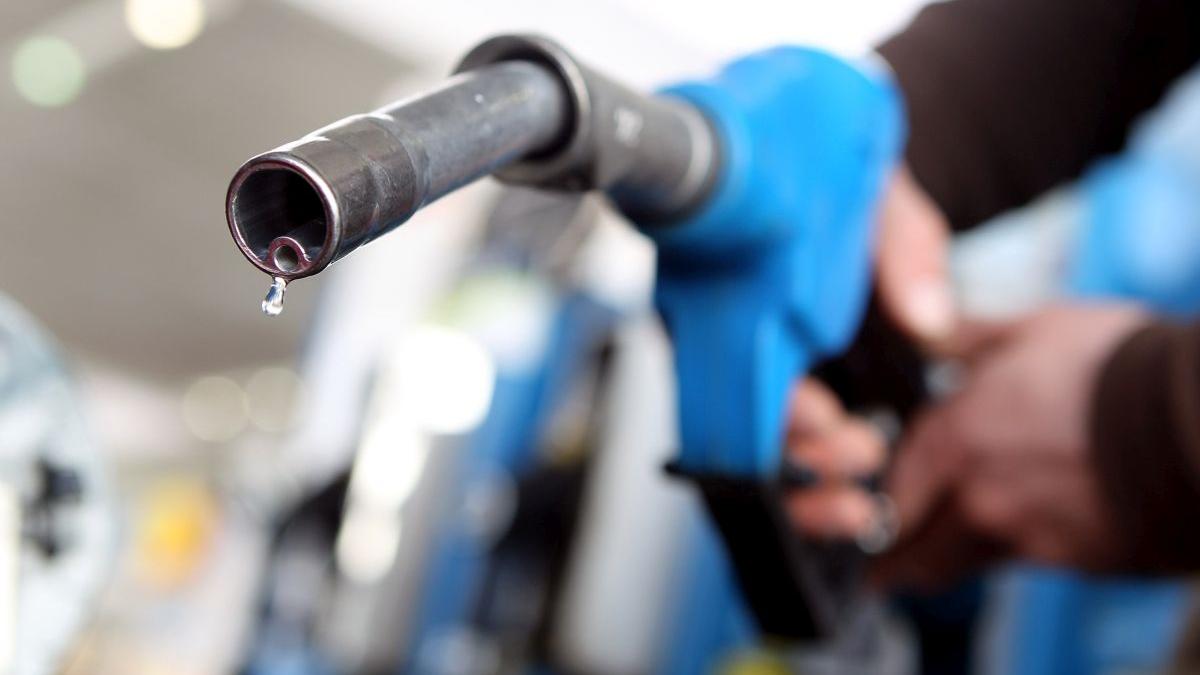 barbat care scoate pompa de benzina