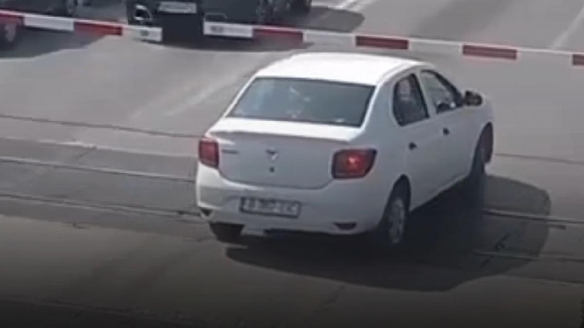 mai multi soferi au ramas blocati intre bariere la petricani trenul trece la distanta mica cfr inconstienta