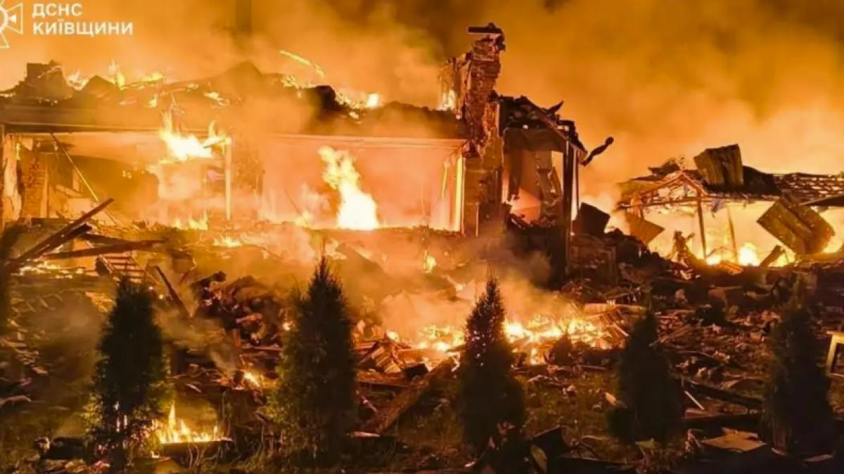 rusii au atacat masiv din nou kievul valuri de drone au provocat incendii si explozii trei morti printre care un copil