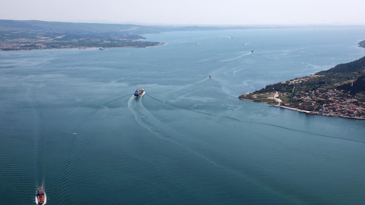 turcia restrictioneaza trecerea navelor prin stramtoarea dardanele din cauza atacurilor din marea neagra